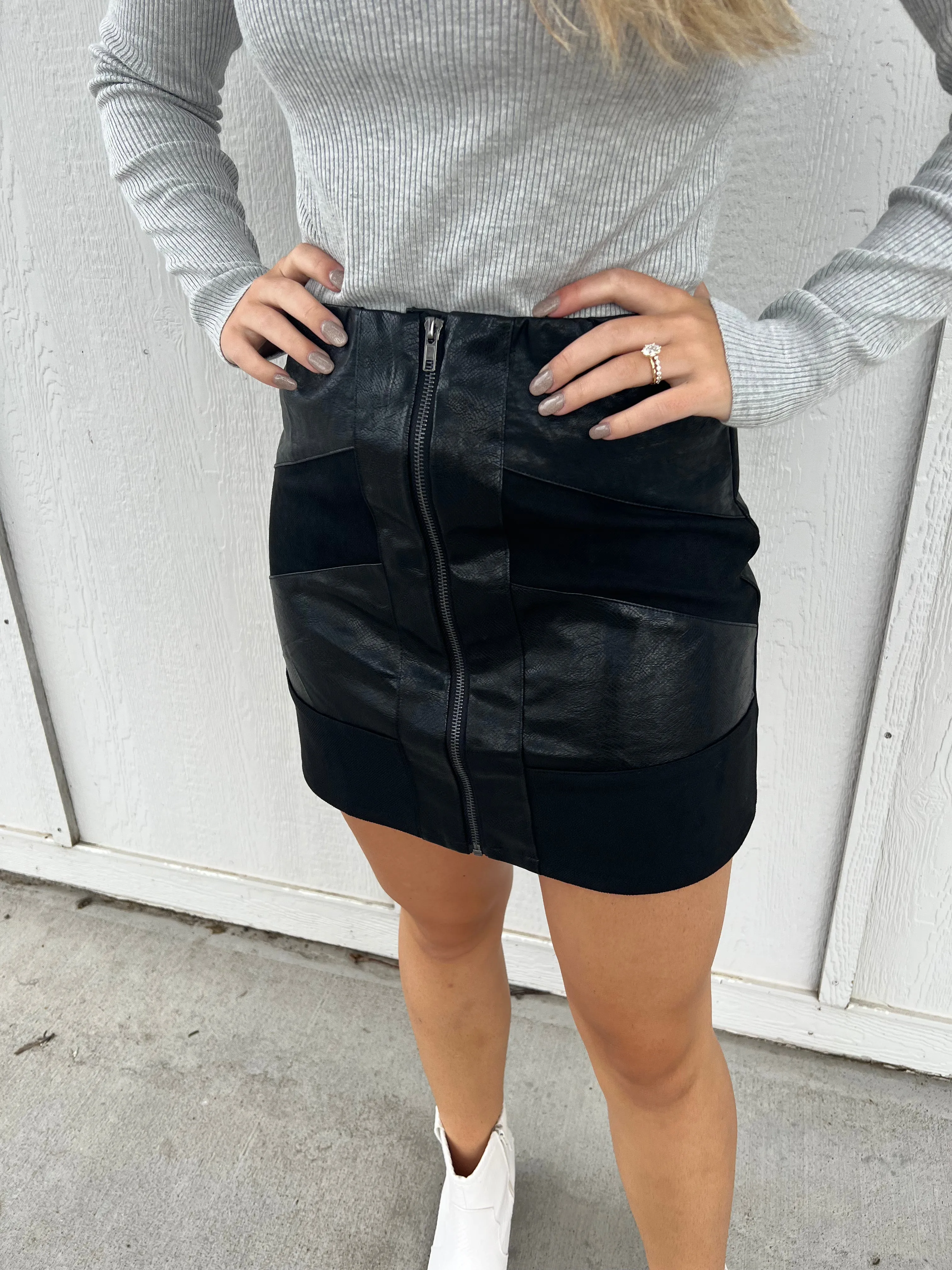 FAUX LEATHER AND SUEDE CONTRASTING SKIRT WITH FRONT ZIPPER